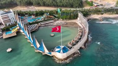 Plaj manzaralı yaz otelleri 4K.