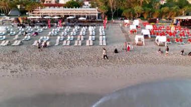 Sahilde yürüyen bir adam