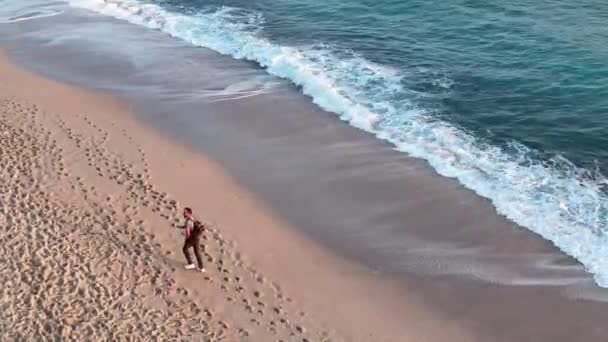 海岸を歩く男 — ストック動画