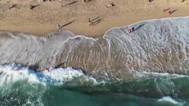 Genç bir kız dalgalarla mutlu bir şekilde savaşıyor.