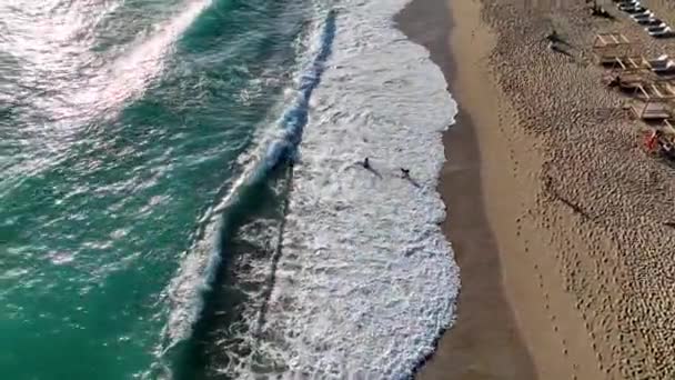 Ein Junges Mädchen Kämpft Fröhlich Mit Den Wellen — Stockvideo