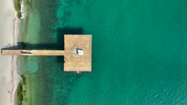 Deniz kenarındaki iskele.