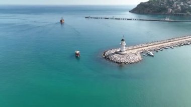 Savaş gemisi deniz ufkunda