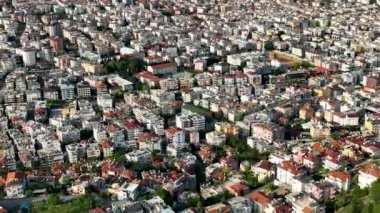 Şehrin üzerinde renkli günbatımı