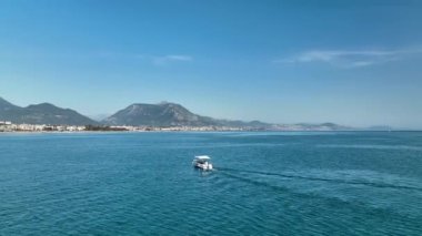 Balıkçı teknesi denize gidiyor