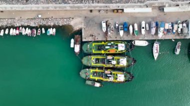 Gemi traktörü limanda.