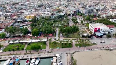 Palmiye ağaçlarının etrafındaki parkta bir çeşme