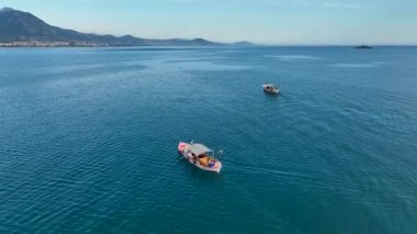 Balıkçı teknesi denize gidiyor