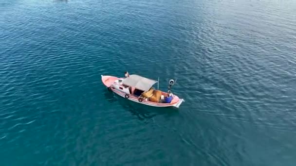 Рибальський Човен Йде Море — стокове відео