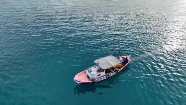 Рибальський Човен Йде Море — стокове відео