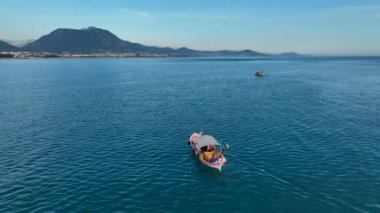 Balıkçı teknesi denize gidiyor