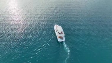 Bir çift yata biniyor.