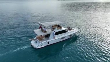 Bir çift yata biniyor.