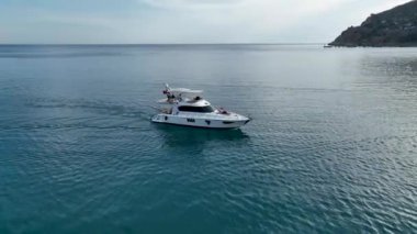 Bir çift yata biniyor.