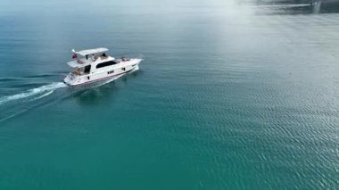 Bir çift yata biniyor.