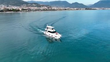 Bir çift yata biniyor.