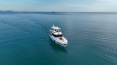 Bir çift yata biniyor.