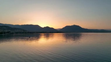Balıkçı teknesi denize gidiyor