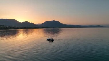 Balıkçı teknesi denize gidiyor