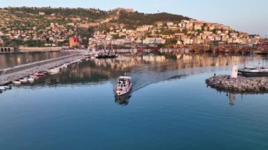 Balıkçı teknesi denize gidiyor