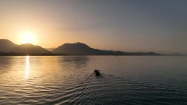 Balıkçı teknesi denize gidiyor