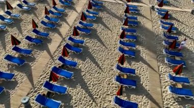 Kumsalda boş güneşlenirler