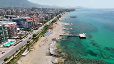 Deniz kenarındaki iskele.