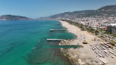 Deniz kenarındaki iskele.