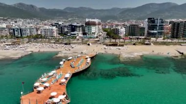 Deniz kenarındaki iskele.