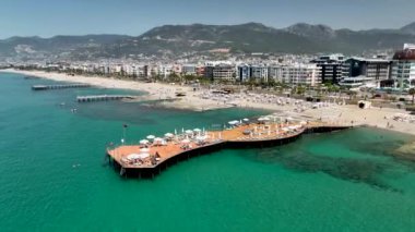 Deniz kenarındaki iskele.