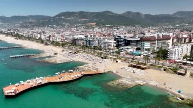 Deniz kenarındaki iskele.