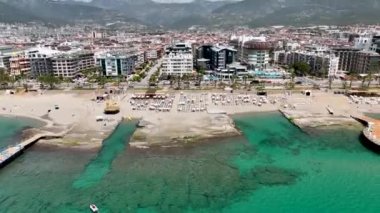 Şehrin üzerinde renkli günbatımı