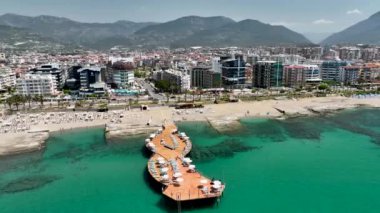 Deniz kenarındaki iskele.