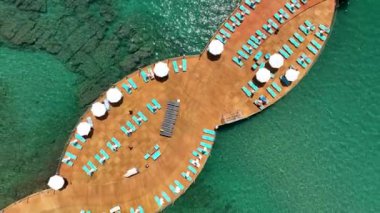 Deniz kenarındaki iskele.