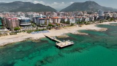 Şehrin üzerinde renkli günbatımı