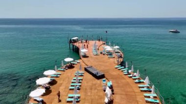 Deniz kenarındaki iskele.