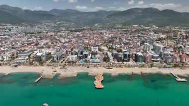 Şehrin üzerinde renkli günbatımı