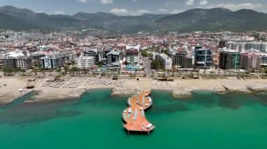 Deniz kenarındaki iskele.