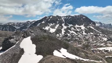 Dağların yükseklerindeki dağ manzarası