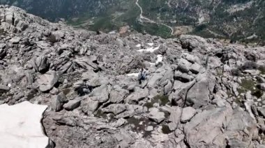 Dağların yükseklerindeki dağ manzarası