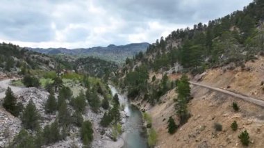 Dağların tepesindeki dağ nehri Türkiye Alanya