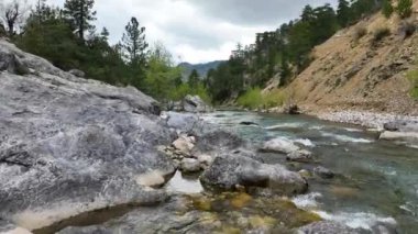 Bir dağ nehrinin dokusu Türkiye Alanya
