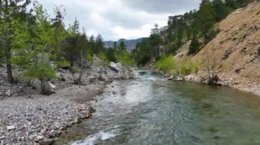 Dağların tepesindeki dağ nehri Türkiye Alanya