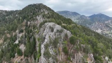 Dağların yükseklerindeki dağ manzarası