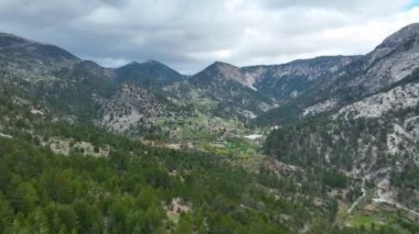 Dağların yükseklerindeki dağ manzarası