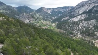 Dağların yükseklerindeki dağ manzarası