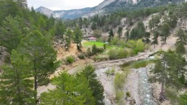 Dağların tepesindeki dağ nehri Türkiye Alanya