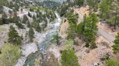 Dağların tepesindeki dağ nehri Türkiye Alanya