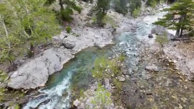 Dağların tepesindeki dağ nehri Türkiye Alanya