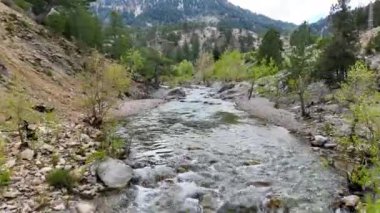 Dağların tepesindeki dağ nehri Türkiye Alanya